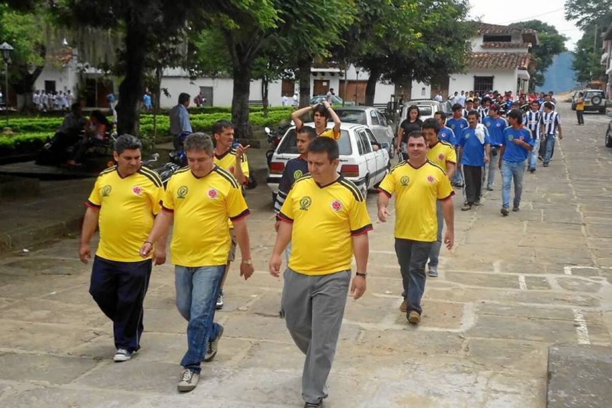 Desfile de los deportistas pinchotanos, que integran los 23 equipos que se enfrentarán en el primer torneo de microfútbol, encabezado por el alcalde Lucio Ramírez Pinzón. (Foto: Suministrada/VANGUARDIA LIBERAL)