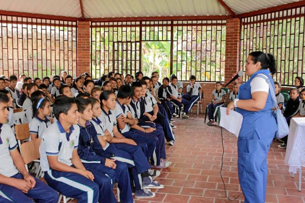Aspectos de las asesorías que se ofrecen a estudiantes de la vereda Versalles por parte de profesionales y estudiantes de Unisangil con el apoyo de la Alcaldía de San Gil. (Foto: Suministrada / VANGUARDIA LIBERAL)