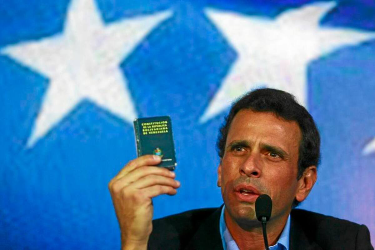 Capriles enfrentará en las urnas al presidente encargado y candidato del oficialismo Nicolás Maduro (izq.), quien obtuvo el respaldo del mismo Chávez antes de morir. (Foto: AFP/VANGUARDIA LIBERAL)