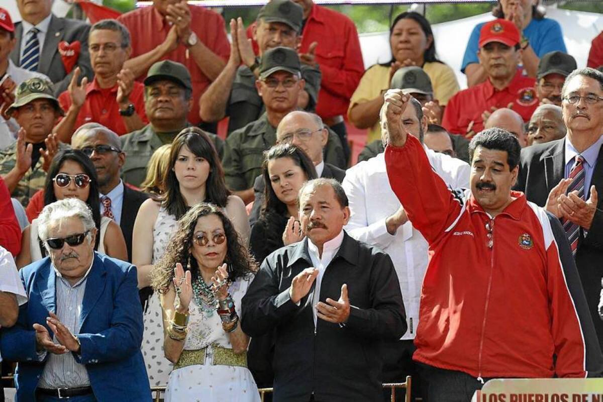 El vicepresidente Nicolás Maduro (primero a la derecha) presidió ayer la concentración en Caracas convocada por el oficialismo en apoyo al presidente venezolano acompañado de los mandatarios Evo Morales (Bolivia), José Mujica (Uruguay) y Daniel Ortega (Nicaragua). (Foto: AFP / VANGUARDIA LIBERAL)