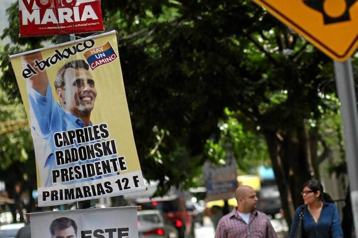 Afiches de campaña de candidatos presidenciales venezolanos se observan en una calle de Caracas. (Foto: EFE / VANGUARDIA LIBERAL)