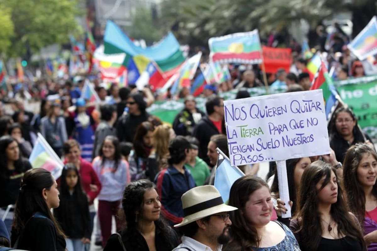 Los indígenas reclaman la libertad de todos los presos políticos mapuches y la devolución de las tierras ancestrales. (Foto: EFE / VANGUARDIA LIBERAL)