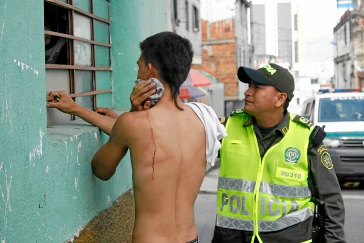 La riña entre la pareja se registró ayer en la calle 31 con carrera 22 de Bucaramanga, a las 9:30 de la mañana. (Foto: Marco Valencia/ VANGUARDIA LIBERAL )