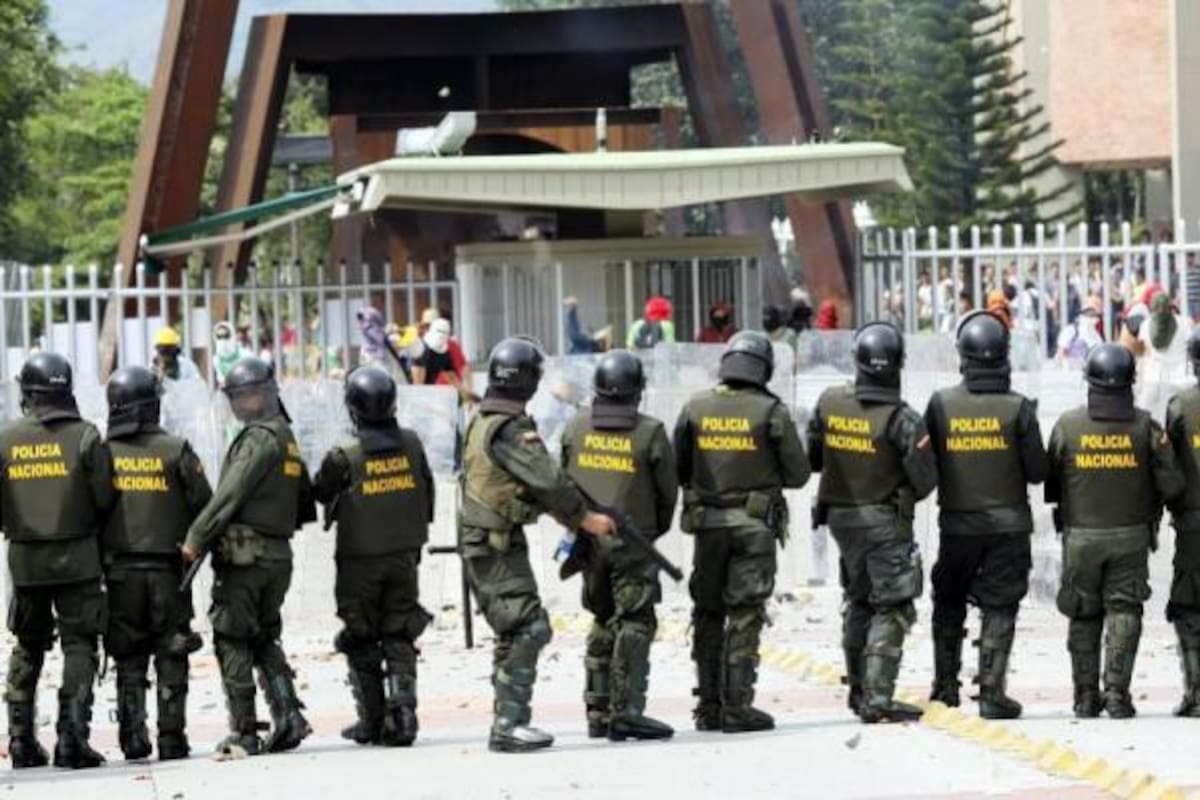 Según Oscary Ávila, desde que el ex gobernador de Santander, Hugo Heliodoro Aguilar -destituido e inhabilitado el pasado 31 de enero por la Procuraduría General de la Nación tras comprobarse nexos con el Bloque Central Bolívar de las Auc y las Autodefensas de Puerto Boyacá- fue presidente del Consejo Superior Universitario de la UIS (2004 y el 2007), "tuvimos mucho distanciamiento porque sabíamos de esos nexos".(Foto: Archivo / VANGUARDIA LIBERAL )