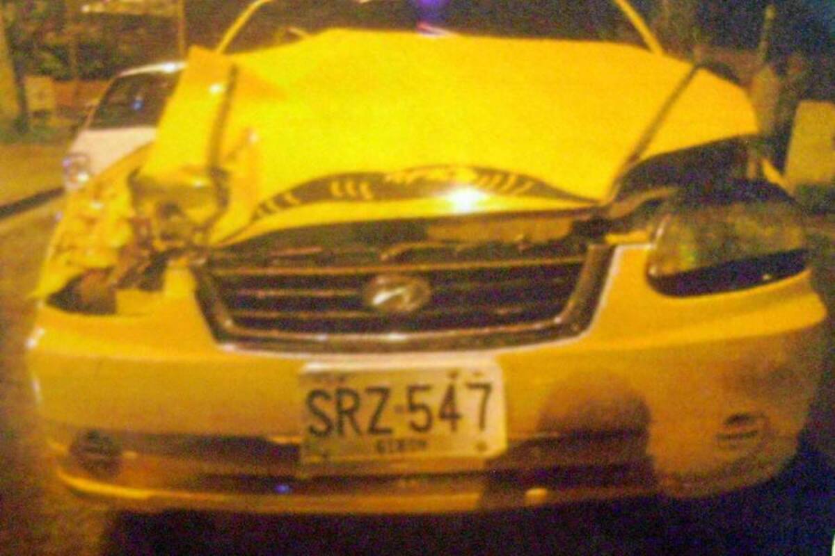 El accidente se registró el lunes a las 3:00 de la mañana en Avenida Quebradaseca, frente al Parque del Agua de Bucaramanga donde este taxi atropelló al joven de 22 años. (Foto: Suministrada/VANGUARDIA LIBERAL )
