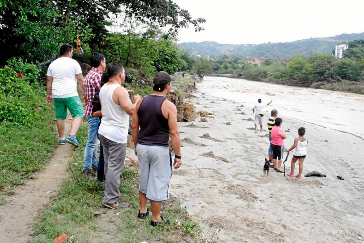 Momentos en que la familia de Dayana la busca en las aguas del río de Oro. Finalmente, el sábado a las 5:30 de la tarde, fue encontrada en Sabana de Torres. (Foto: Marco Valencia/ VANGUARDIA LIBERAL )