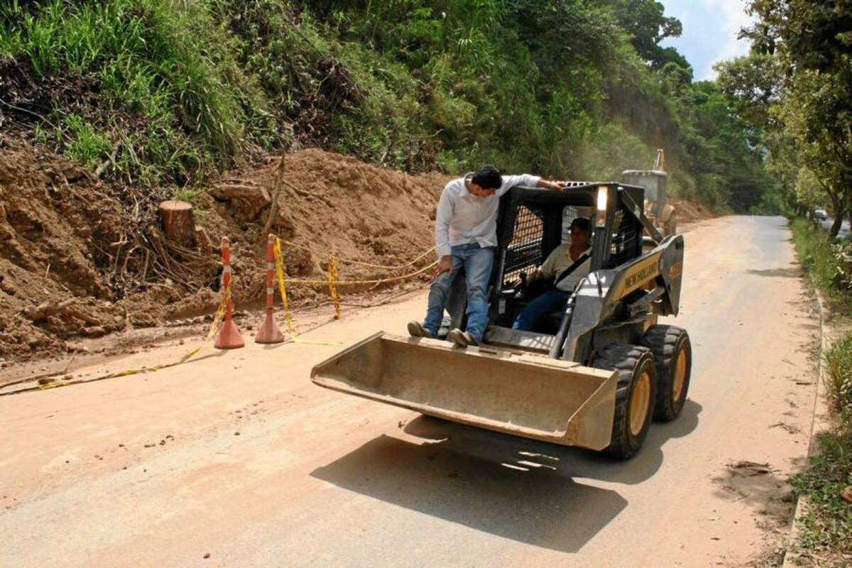 Los trabajos de remoción de tierra ya finalizaron. El alud cayó sobre esta importante vía el pasado 31 de enero. (Foto: Mauricio Betancourt /VANGUARDIA LIBERAL )
