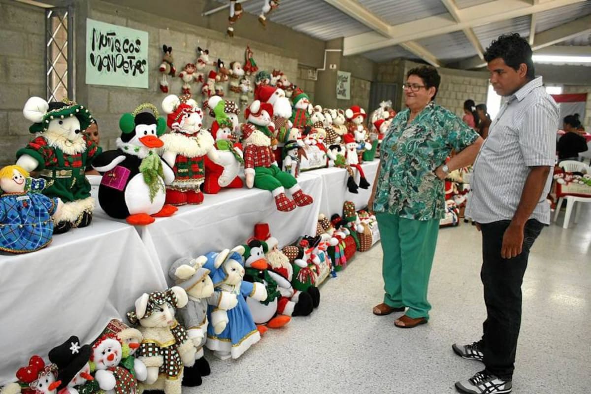 Muñecos de navidad, pijamas, lencería y otros artículos elaborados por las mujeres residentes en Paseo Galicia hicieron parte de la Feria Microempresarial, gracias a los cursos dictados por el Sena. (Foto: Mauricio Betancour/VANGUARDIA LIBERAL)