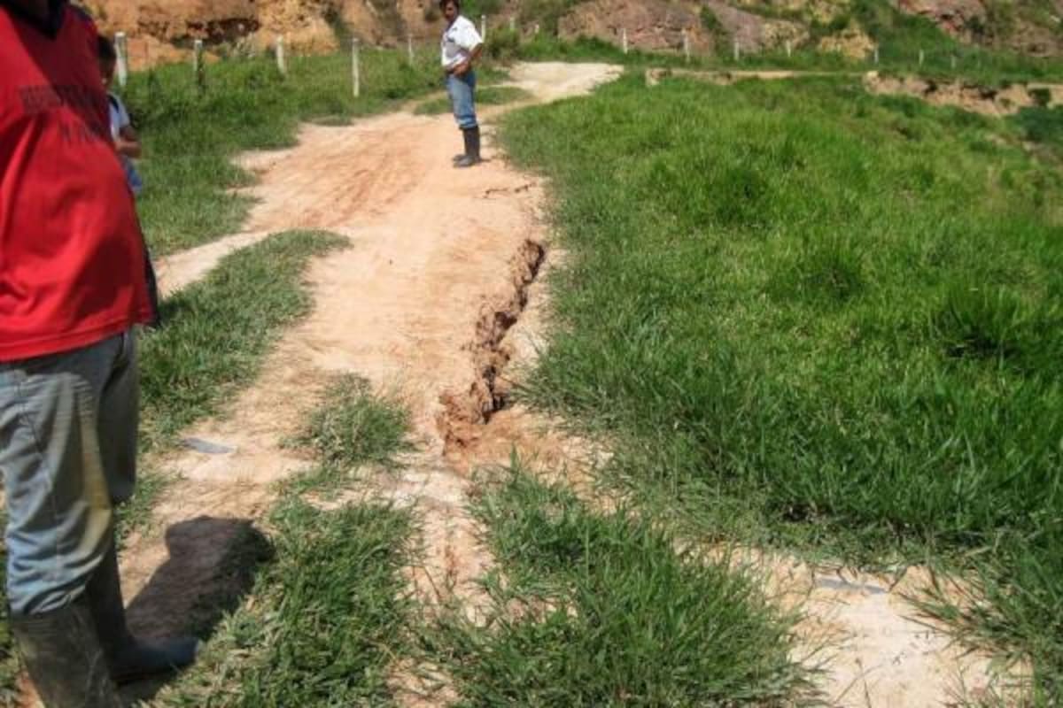 En emergencia se declararon los habitantes de la vereda Cabrera, un caserío que amenaza con ser arrasado por una posible avalancha tras el deterioro de un talud en la zona. (Foto: Suministrada/ VANGUARDIA LIBERAL )