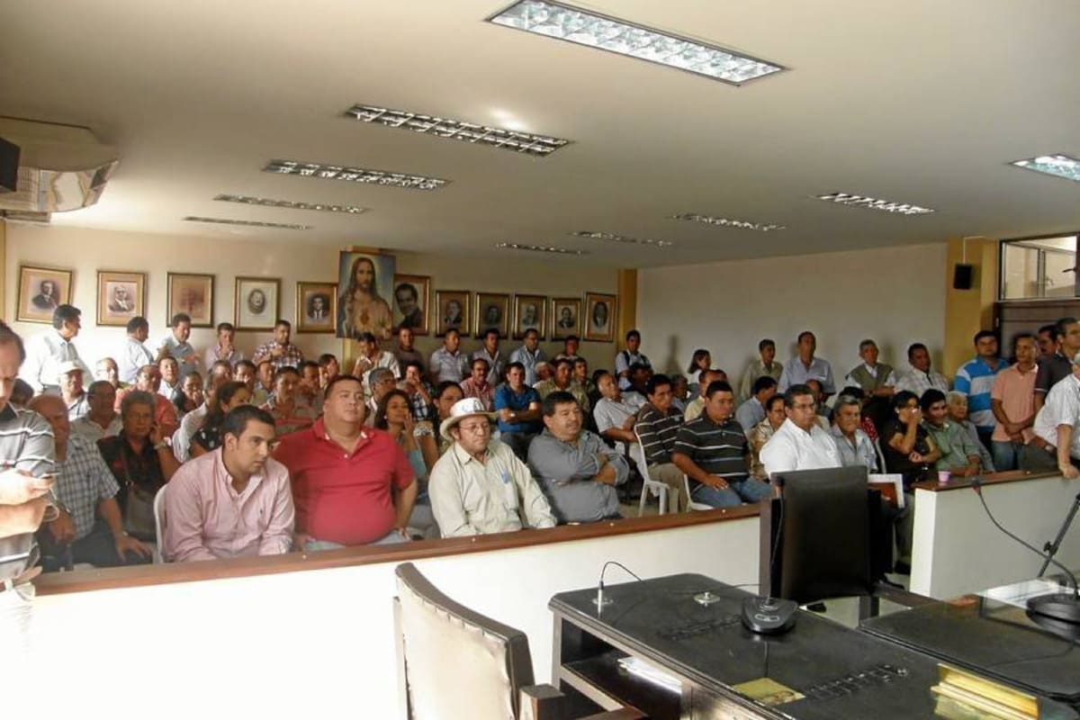 Una asistencia masiva de la comunidad se observó ayer en el Concejo Municipal a donde acudieron igualmente representantes del Gobierno. (Foto: Édgar Omar Bustos A/ VANGUARDIA LIBERAL )