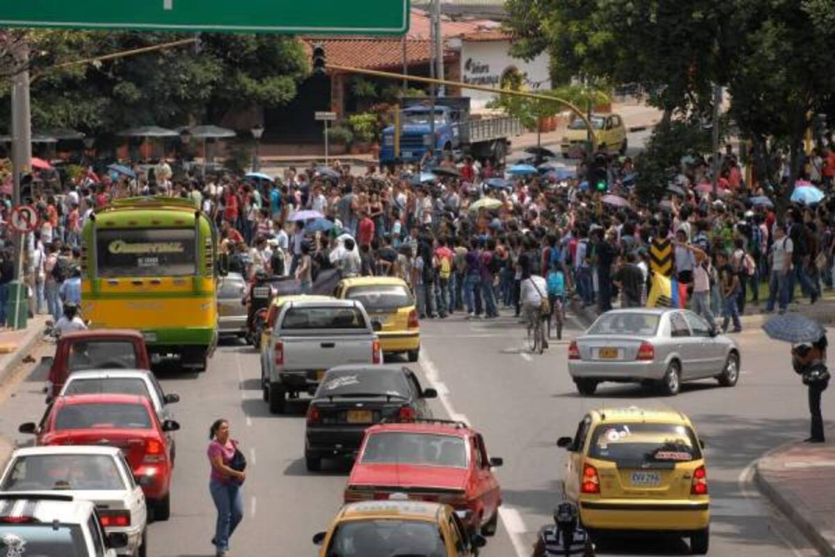 Un enorme trancón provocaron ayer los estudiantes de la UIS, quienes realizaron un plantón en la carrera 27 con Quebradaseca a las 10:45 de la mañana. Minutos antes, durante el desarrollo de una asamblea, los tres jóvenes que permanecían en huelga de hambre levantaron la protesta, tras 12 días de ayuno, para rechazar la expulsión de una líder estudiantil. Luego de esto, cerca de 600 jóvenes marcharon por la ciudad, rumbo a la Gobernación de Santander. (Foto: Jaime del Río / VANGUARDIA LIBERAL)