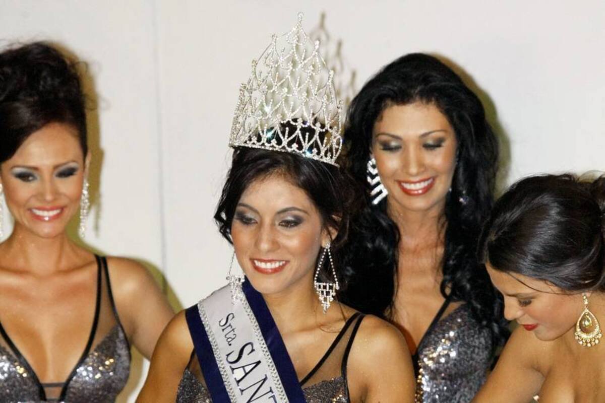 Muy emotiva se mostró Andrea Liseth Tavera Sanabria al recibir la corona como nueva Señorita Santander 2011. (Foto: César Flórez / VANGUARDIA LIBERAL)