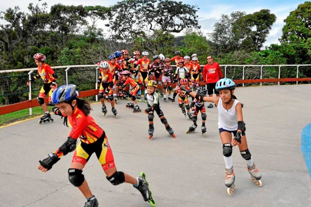 Arduas horas de entrenamiento invierten los técnicos y patinadores, preparándose para alzarse con las preseas de oro, plata y bronce que otorga este certamen de la velocidad y las balineras en Barbosa. (Foto: Luis Fernando Martínez Vargas /VANGUARDIA LIBERAL)