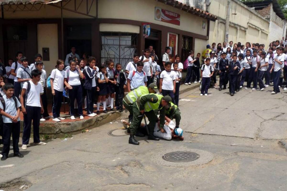 Aspectos de la llamativa actividad de prevención de la Policía, con estudiantes de bachillerato, que sirvió para dejar en la colectividad, una reflexión sobre la importancia de evitar involucrarse con la delincuencia y concentrarse más en su proceso de formación y una vida basada en los valores. (Foto: Suministrada/VANGUARDIA LIBERAL)