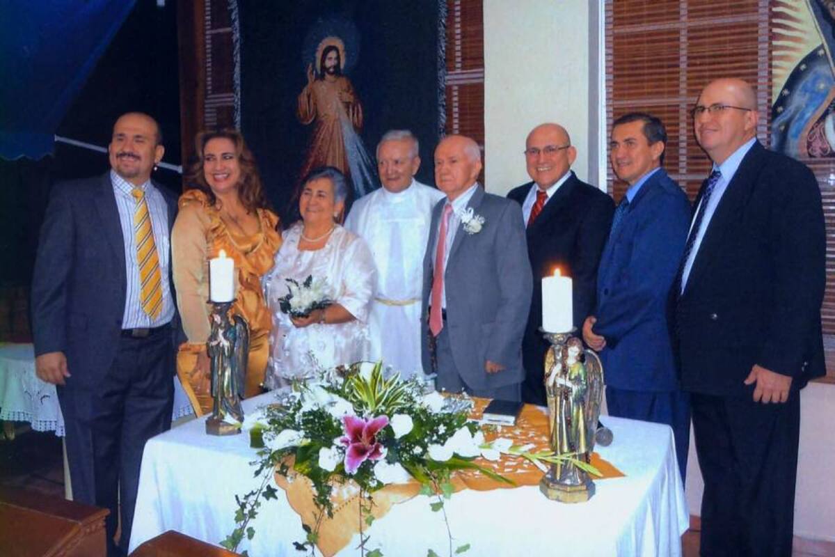 Miguel Ángel Parra Villarreal, Isabel Teresa Parra Villarreal, María Teresa Villarreal, Monseñor Néstor Jaimes, Luis Martín Parra, Martín Alonso Parra Villarreal, José Luis Parra Villarreal y Mario Andrés Parra Villarreal. (Foto: Suministrada/VANGUARDIA LIBERAL)