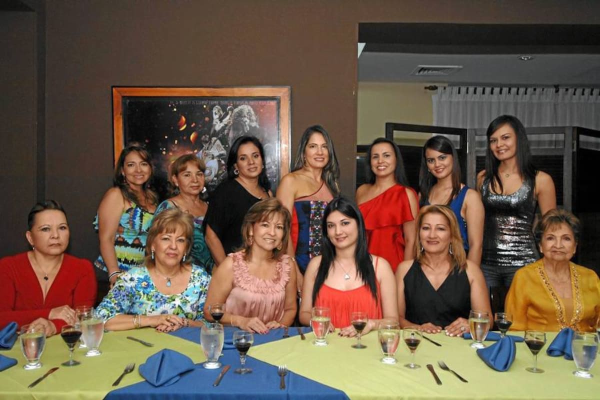 Sandra Anaya, Cecilia de Carlier, Laura Ulloa de Chinchilla, Lady Mahecha Contreras, Ana María Contreras Agudelo, Lilia Galvis de Ulloa, Adriana Ulloa Galvis, Lucila Mantilla de Mendez, Deicy Méndez Mantilla, Noemí Contreras Agudelo, Sandra Sánchez Rueda, Indira Díaz Contreras y Paola Chinchilla Ulloa. (Foto: Jaime Del Rio/ VANGUARDIA LIBERAL)
