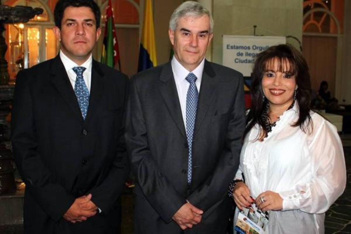 Diego Hernández, Gerente de Desarrollo; Carlos Enrique Moreno, Gerente General de Homecenter Sodimac y Sandra Gómez, Gerente Regional.