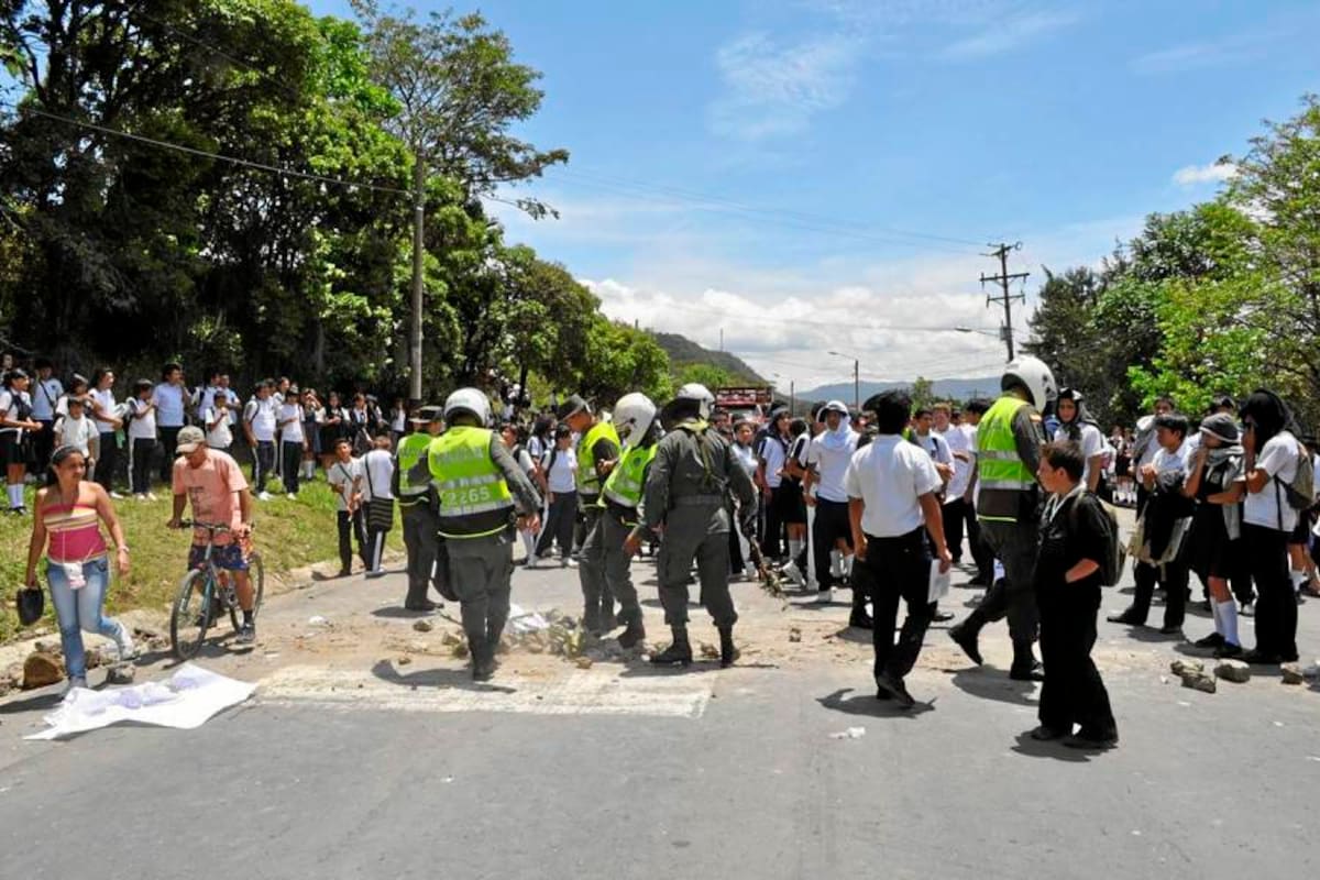 Paralizada estuvo la vía entre Barbosa a Puente Nacional, por espacio de tres horas, bloqueada por los estudiantes del Inscomercio, que protestaban por la falta de profesores. (Foto: Luis Fernando Martínez Vargas /VANGUARDIA LIBERAL)