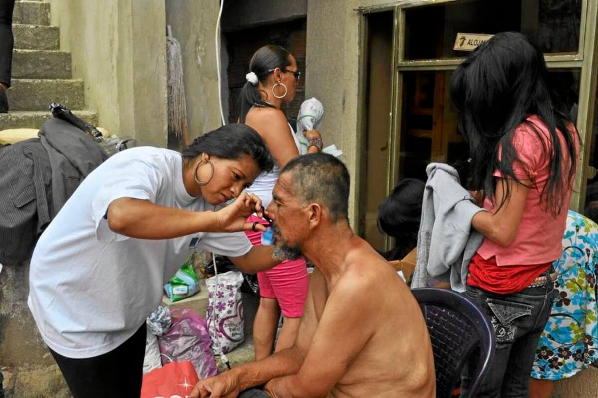 Actividad realizada por el grupo Jets, de Barbosa en las instalaciones del Distrito Militar N 49, donde acuden habitantes de calle, para recibir algunas atenciones contribuyendo a su resocialización. (Foto: Luis Fernando Martínez V. /VANGUARDIA LIBERAL)