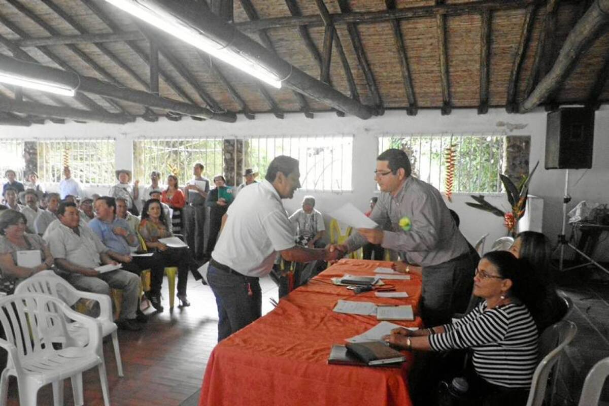 Momentos en que el alcalde de Moniquirá, Servilio Caicedo Ulloa, hace entrega de los reconocimientos a los líderes comunales de esta población. (Foto: Suministrada/VANGUARDIA LIBERAL)