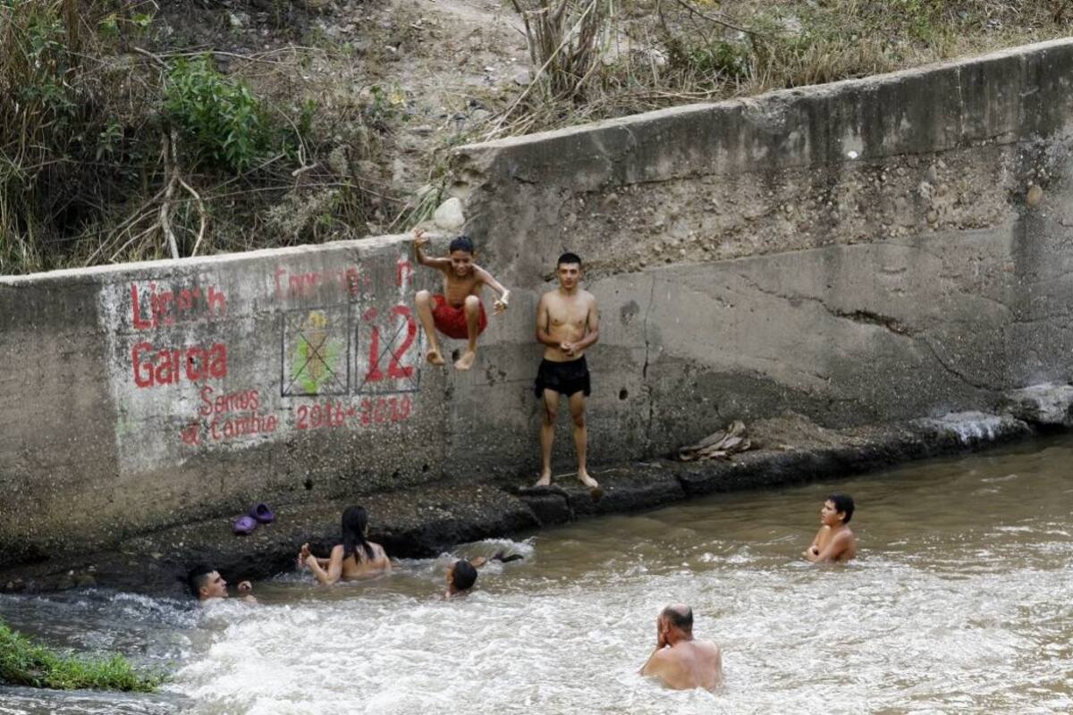 Los expertos de salud aseguran que las malas practicas en la vida diaria ocasionan los problemas de la salud de los pacientes. En el caso de Girón el consumo de agua contaminada afecta a los pobladores. (Foto: Archivo / VANGUARDIA LIBERAL)