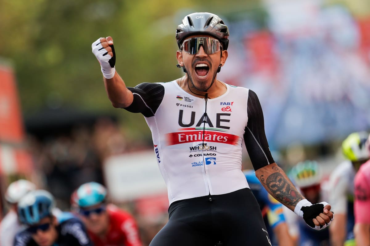 ZARAGOZA, 07/09/2023.- El colombiano Juan Sebastian Molano del UAE Team Emirates se impone venccedor de la 12ª etapa de la Vuelta Ciclista a España 2023, que se disputa este jueves entre Ólvega y Zaragoza, de 151 km de recorrido. EFE/ Manuel Bruque