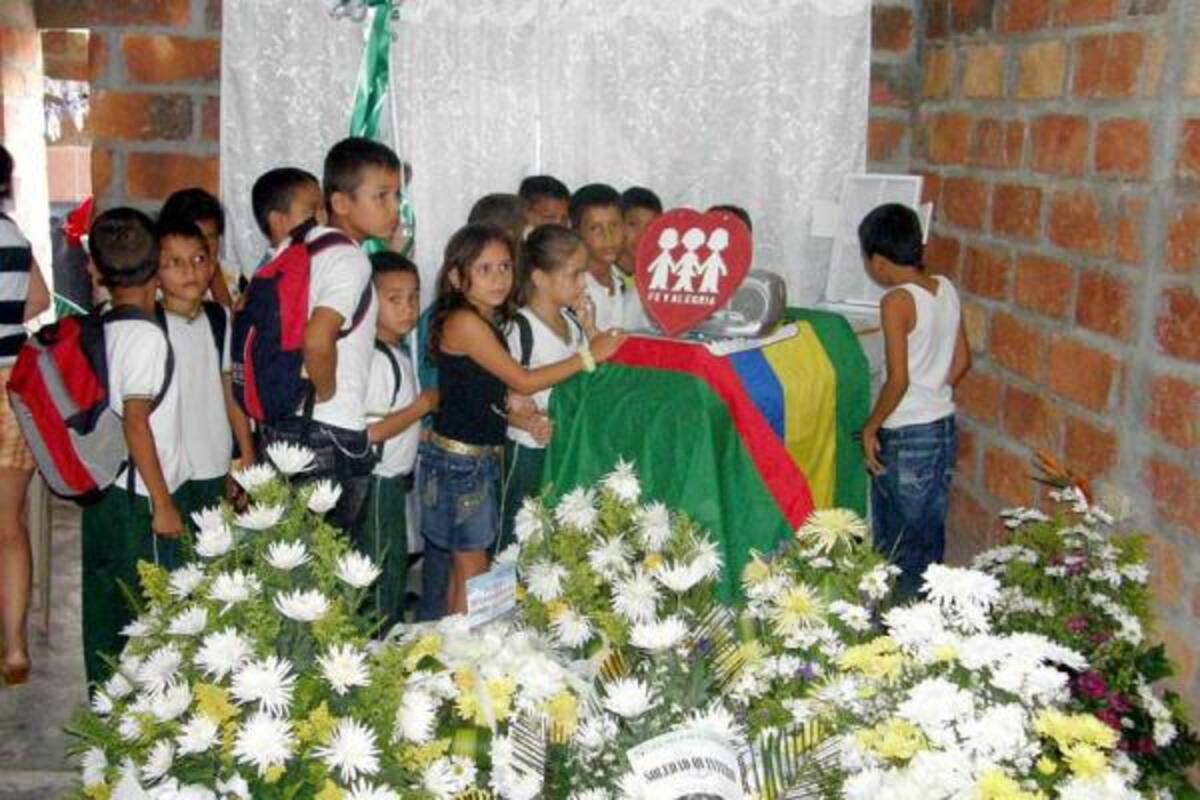 Los compañeros del pequeño Cristian Rangel acompañaban a su familia ayer, mientras el cuerpo era velado en su vivienda ubicada en el barrio El Campín. Hacia las 2:00 p.m. ellos también le rindieron un homenaje al estudiante de nueve años haciendo una calle de honor desde su casa hasta la iglesia.(Foto: Edgar Pernett/VANGUARDIA LIBERAL)
