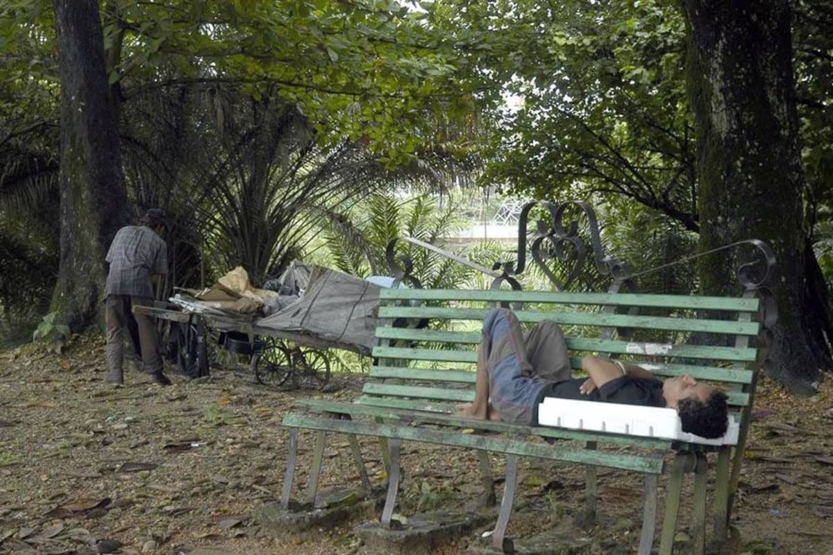 El consumo de alucinógenos, el almacenaje de basuras y la indigencia generan un mal aspecto para quienes visitan por primera vez uno de los sectores insignia del país. (Foto: Edgar Pernett/VANGUARDIA LIBERAL)