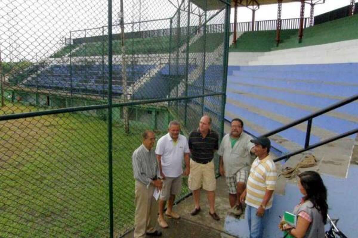 La Junta Cívica pro Recuperación del Estadio de Béisbol 26 de Abril recorrió, junto a Vanguardia Liberal, las instalaciones del escenario deportivo para constatar su estado de abandono.(Foto: Edgar Pernett/VANGUARDIA LIBERAL)