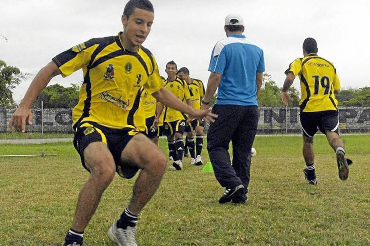 Con intensos entrenamientos, el Alianza Petrolera preparaba ayer su juego de esta tarde ante la Universidad Autónoma del Caribe. (Foto: Édgar Pernett/VANGUARDIA LIBERAL)