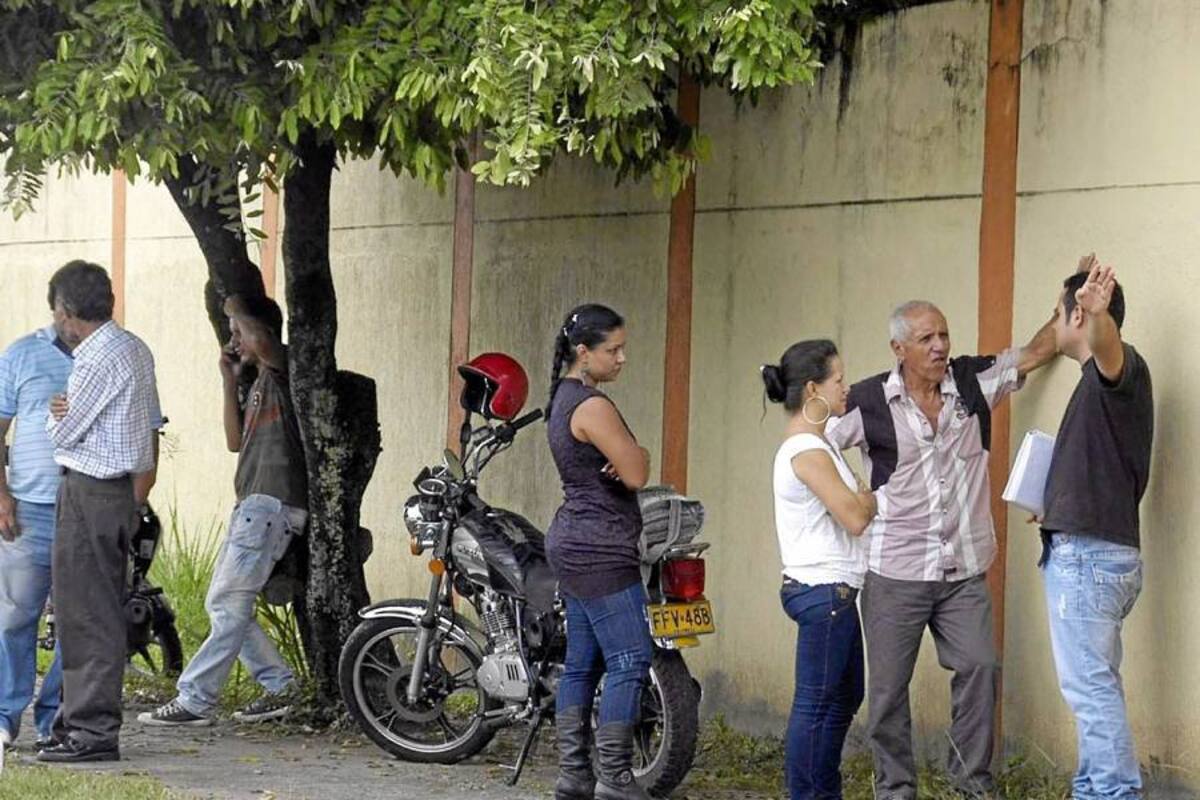 Afuera del Instituto de Medina Legal se encontraban los familiares del habitante de la calle que fue identificado como Luis Fernando Galvis, asesinado en la ciénaga Miramar el pasado miércoles. (Foto: Édgar Pernett/ VANGUARDIA LIBERAL)