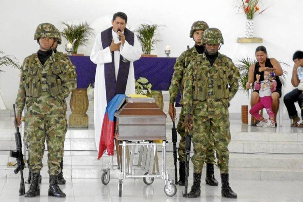 El Batallón Nueva Granada le realizó al soldado regular Edwin del Carmen, una pequeña ceremonia en su honor. (Foto: Édgar Pernett/ VANGUARDIA LIBERAL)