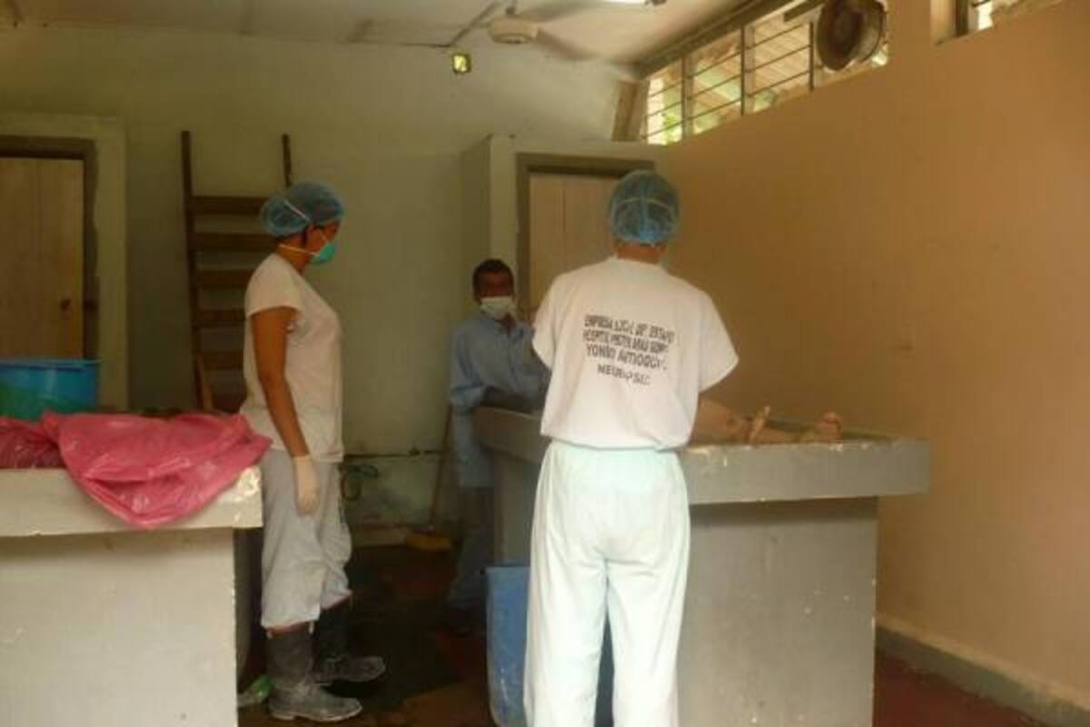 Ayer en la mañana se realizó la necropsia de Rubiela Venegas Gaviria, quien fue encontrada muerta por lesiones con arma blanca, en su propia finca en zona rural de Yondó. Su hija resultó gravemente herida en una agresión que habría sido provocada por su propio tío.(Foto: Julián Espinosa/VANGUARDIA LIBERAL)