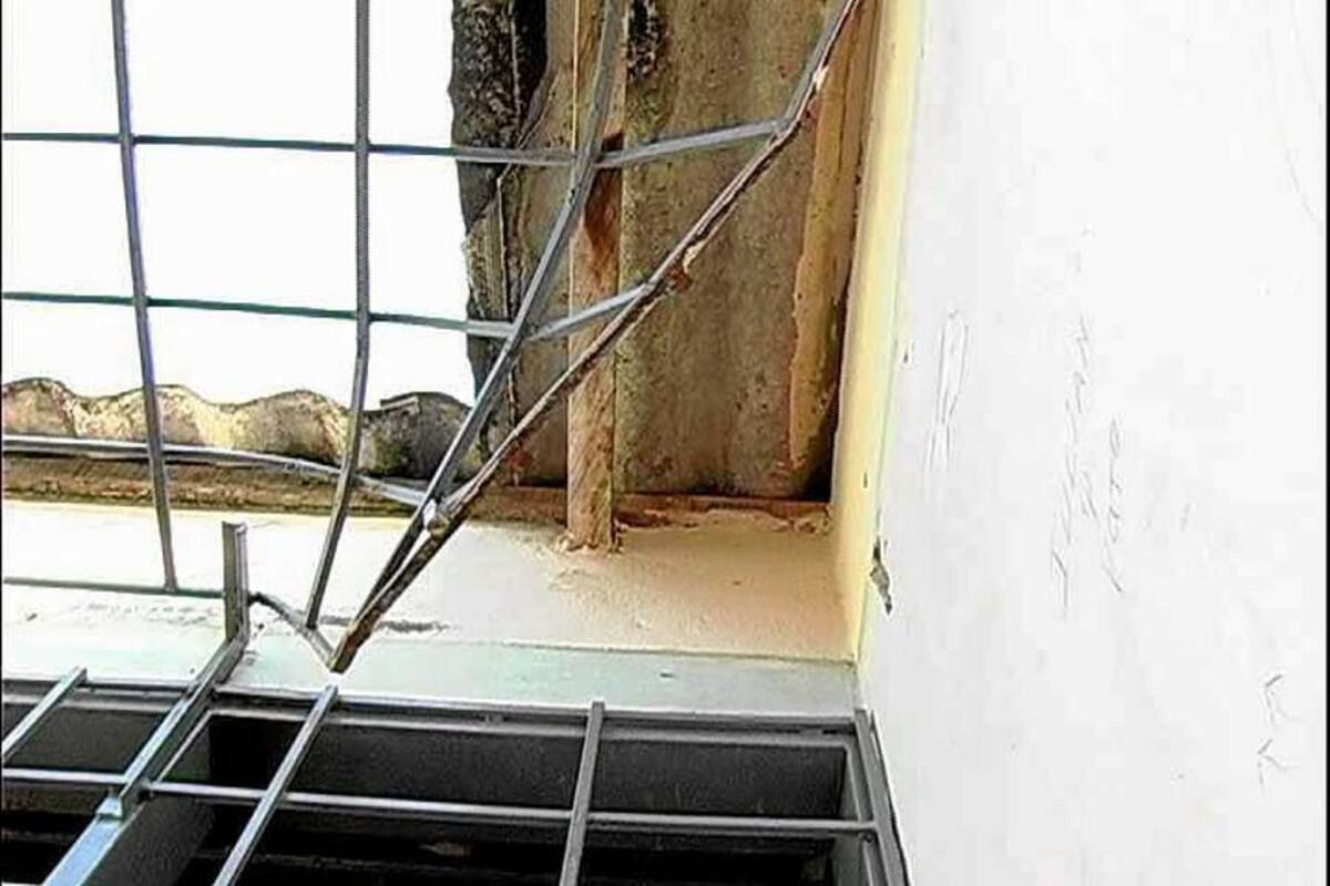 Por una reja del Patio Uno, cinco jóvenes se escaparon del centro de rehabilitación. (Foto: Édgar Pernett/VANGUARDIA LIBERAL)
