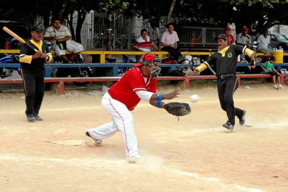 La 57 ganó 21-20 a los Profesionales (Foto: Emmanuel Pérez Otero/VANGUARDIA LIBERAL)