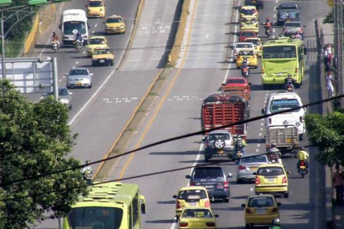 Dos imágenes del Viaducto 'García Cadena', captadas ayer: la primera de ellas, tomada a las 7:55 a.m., en plena vigencia del Pico y Placa; y la segunda, a las 9:10 a.m., cuando ya había libre movilización vehicular.(Foto: Fotografías: Javier Gutiérrez / VANGUARDIA LIBERAL)