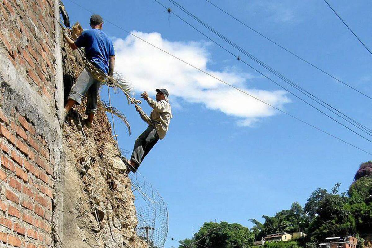 El tramo que está siendo intervenido es el de la calle 14 con carrera 56, sobre la vía de acceso a Morrorrico. (Foto: Fotografías: Javier Gutiérrez / VANGUARDIA LIBERAL)