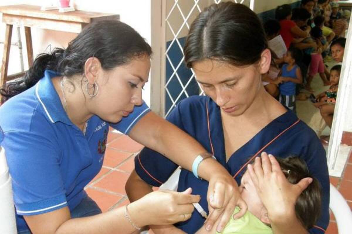 Unos 600 niños de las comunas 1 y 2 de Bucaramanga fueron vacunados contra el neumococo gracias a una campaña de la organización Visión Mundial Internacional, con la colaboración de la Secretaría de Municipal de Salud y Ambiente.(Foto: César Flórez / VANGUARDIA LIBERAL)