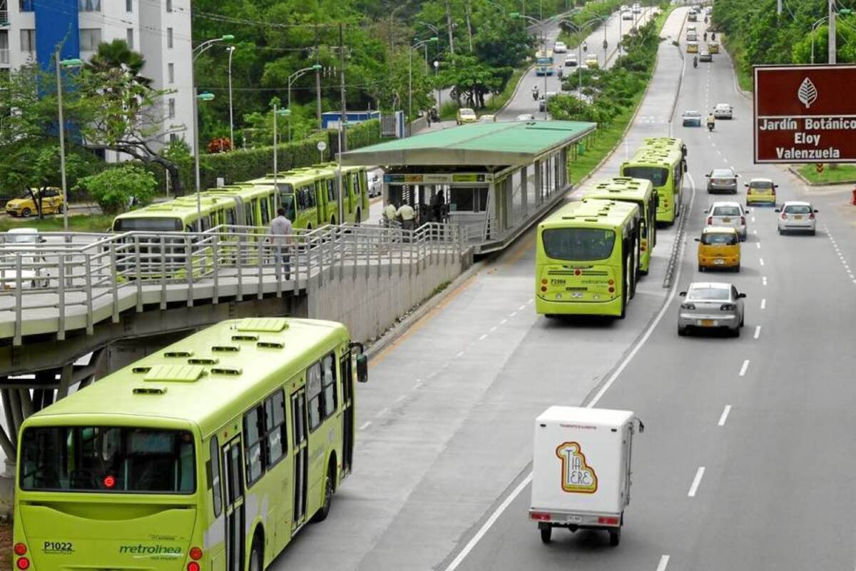 Sin importar si aumenta o disminuye el número de pasajeros de Metrolínea, a los dos operadores el Sistema les paga por cada kilómetro que recorran los buses. (Foto: Nelson Díaz / VANGUARDIA LIBERAL)
