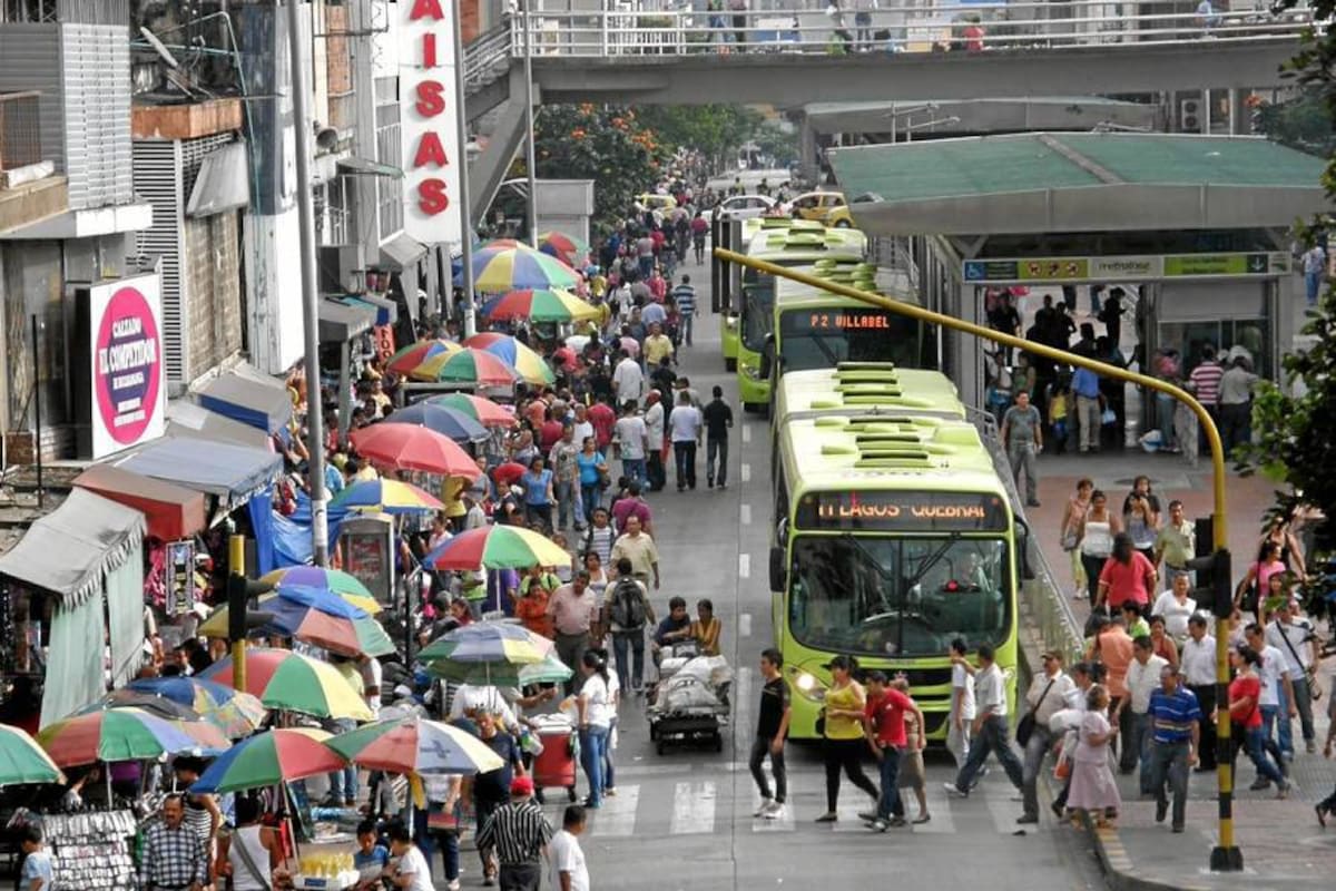 Las ventas ambulantes invaden la calzada de la carrera 15, lo que genera un gran caos vehicular en el centro. (Foto: Archivo/VANGUARDIA LIBERAL)