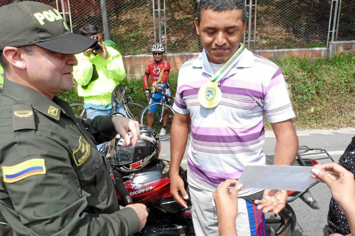 Las personas respetuosas de las normas viales del área metropolitana de Bucaramanga, aquellas que cumplen a cabalidad con lo estipulado en el Código de Tránsito, están recibiendo medallas de oro; las cuales simbolizan que son excelentes a la hora de ir al volante. Este ciudadano fue uno de los que dio ejemplo ayer y, por eso, se ganó la dorada. La medalla que él recibió lleva la siguiente leyenda: “Felicitaciones por su valor a la hora de asumir comportamientos responsables en las vías”. (Foto: / VANGUARDIA LIBERAL)