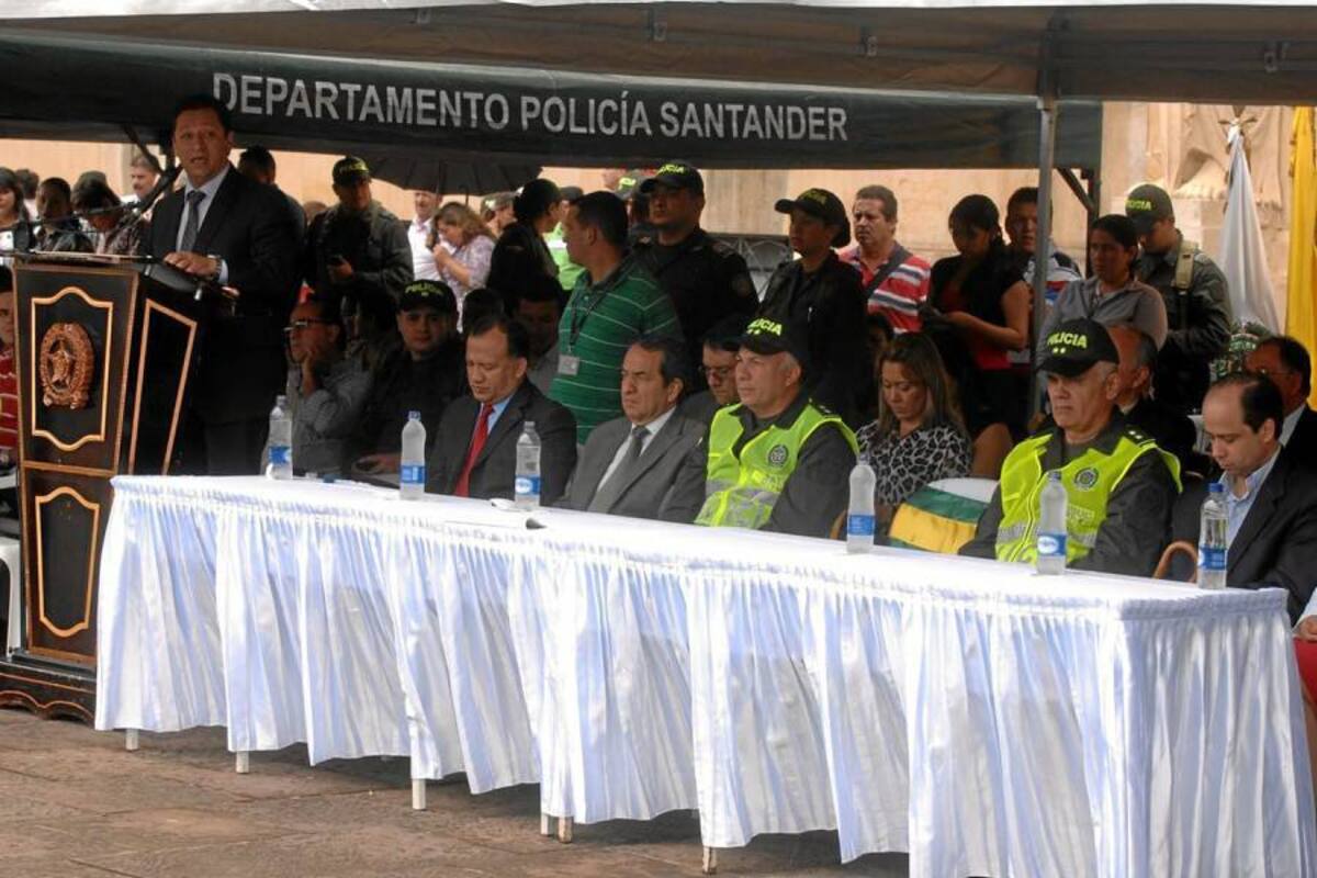 El acto oficial contó con la presencia de Luis Francisco Bohórquez, alcalde de Bucaramanga; el brigadier general Francisco Patiño Fonseca, director de Tránsito y Transporte de la Policía Nacional; el brigadier general José Ángel Mendoza, comandante de la Policía Metropolitana; Elvia Liliana Sarmiento, directora de Tránsito; René Rodrigo Garzón, secretario del Interior. (Foto: Jaime Del Río / VANGUARDIA LIBERAL)
