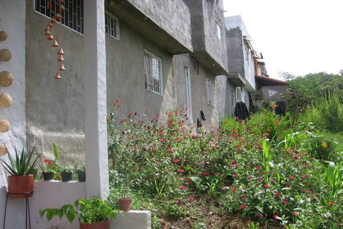 Prácticamente todas las casas de la Manzana D del barrio Villa del Prado, entre carrera 8 y 9 ahora tienen puerta de salida y acceso por la parte de atrás, así como ampliaciones. Al fondo, en la imagen se aprecia cómo una casa ahora se extiende con una nueva habitación. (Foto: Nancy Gómez/VANGUARDIA LIBERAL)