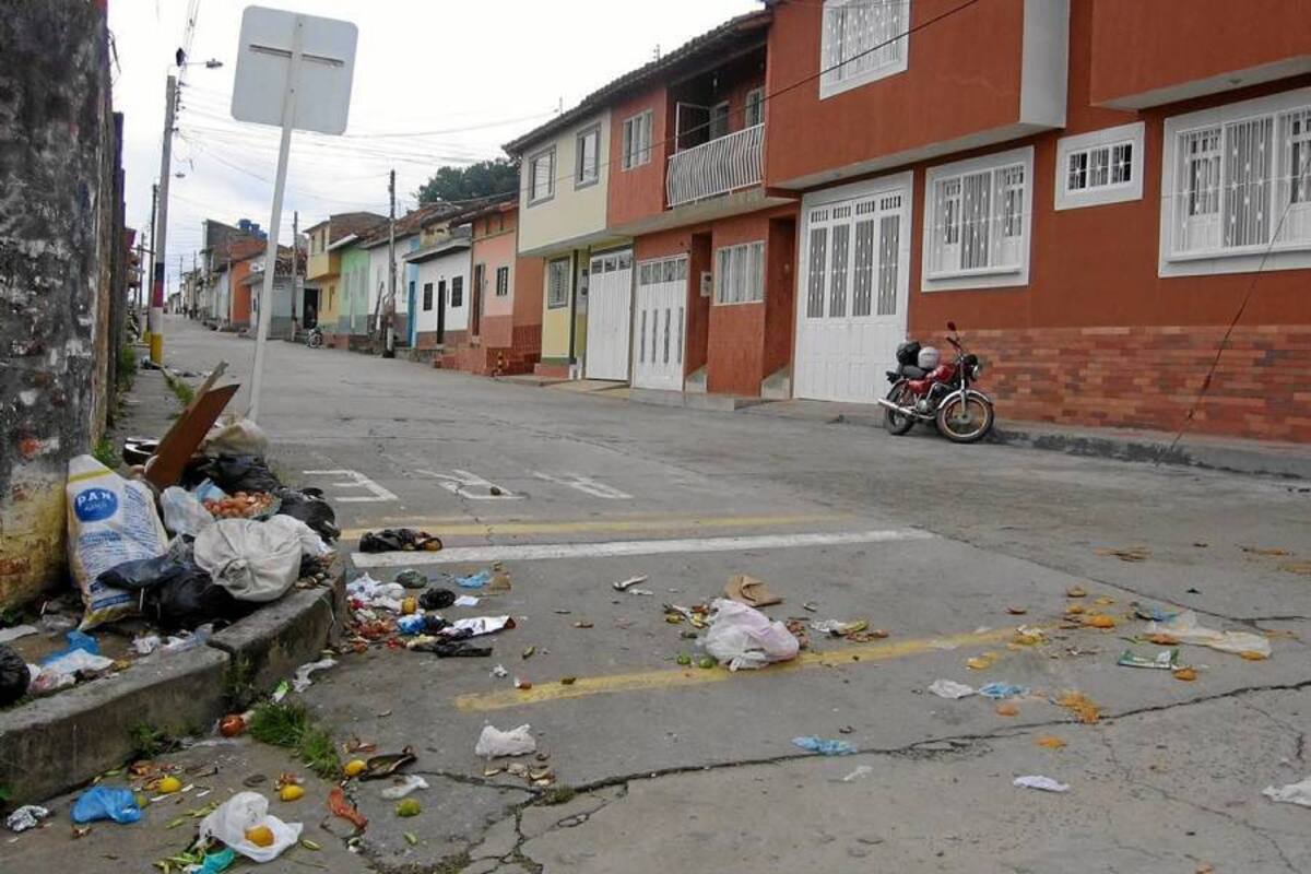 Así permaneció la cuadra de la carrera 9 con calle 10 del barrio Fátima junto al Colegio La Presentación del Socorro, desde la noche del jueves. La imagen fue tomada ayer al medio día, por petición de la propia ciudadanía porque este fue sólo uno de decenas de puntos del municipio donde ocurrió el mismo problema. (Foto: Nancy Gómez /VANGUARDIA LIBERAL )