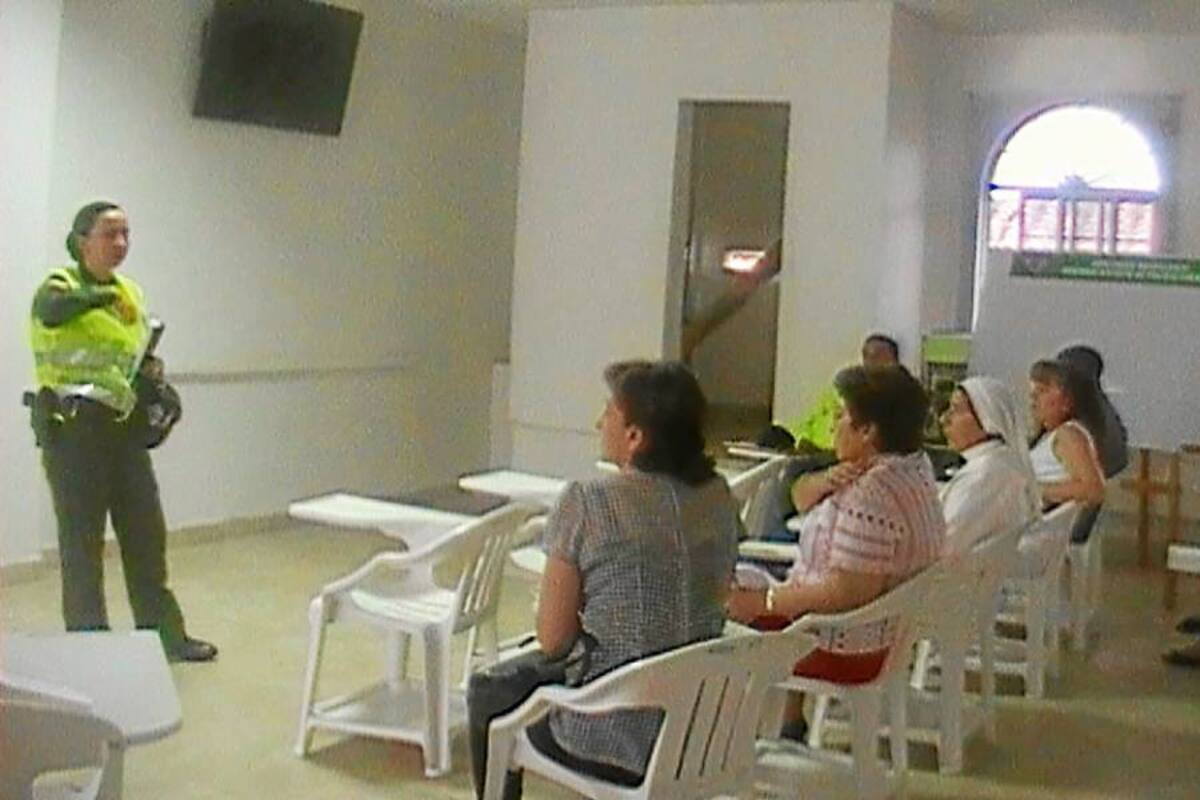 Aspectos de la reunión entre varios rectores de los colegios del municipio del Socorro con los miembros de la Policía de Infancia y Adolescencia, Comunitaria y del Plan Nacional de Vigilancia por Cuadrantes, presidida por el comandante del II Distrito, Mayor Sandro Rodolfo Garzón Castro. (Foto: Suministrada /VANGUARDIA LIBERAL)