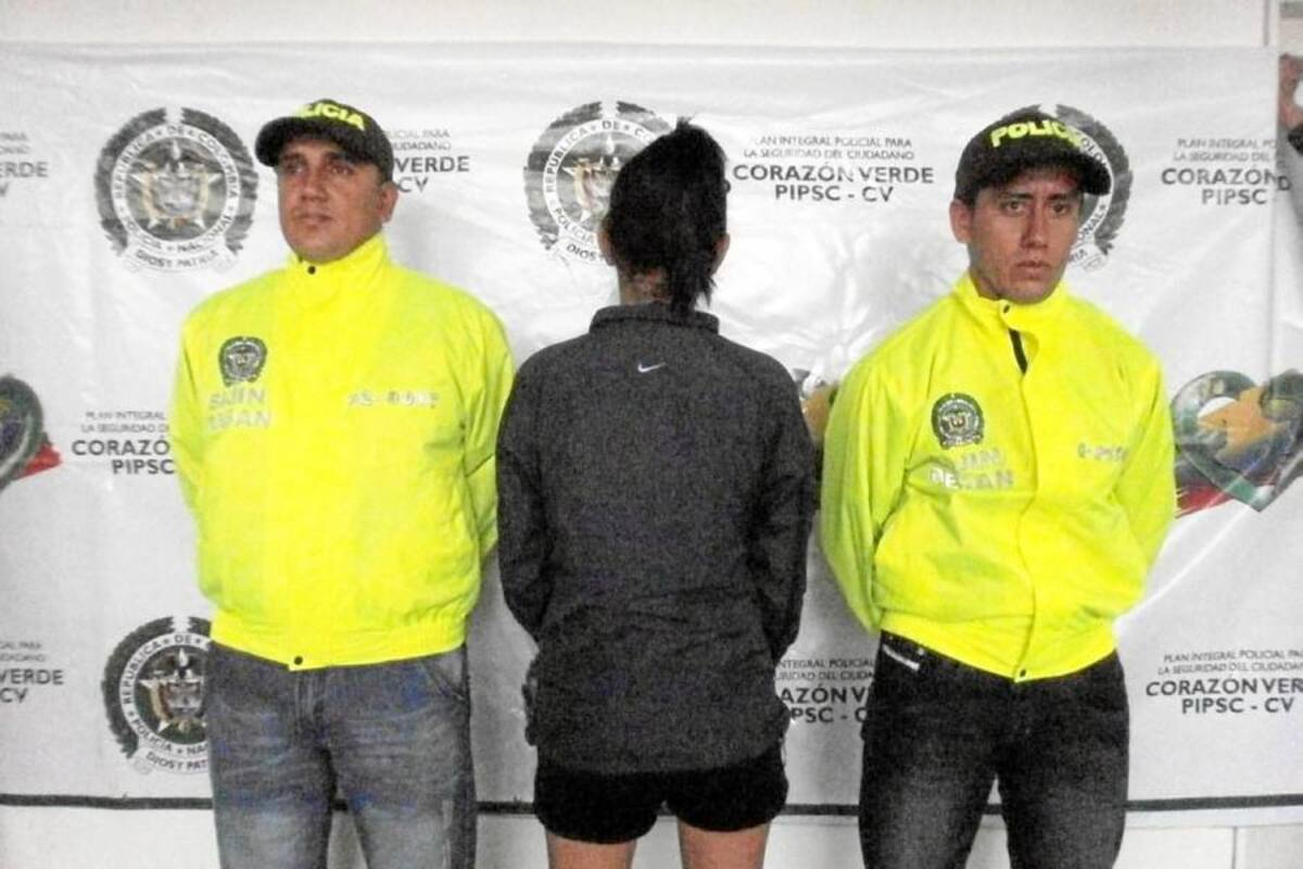 Cuando pretendía ingresar al centro penitenciario de Berlín, a visitar a su compañero sentimental, una dama fue detectada por un perro especializado en narcóticos, pues llevaba 19 gramos de bazuco en sus partes íntimas, quien fue dejada a disposición de las autoridades competentes. (Foto: Suministrada: Policía Nacional/ VANGUARDIA LIBERAL )