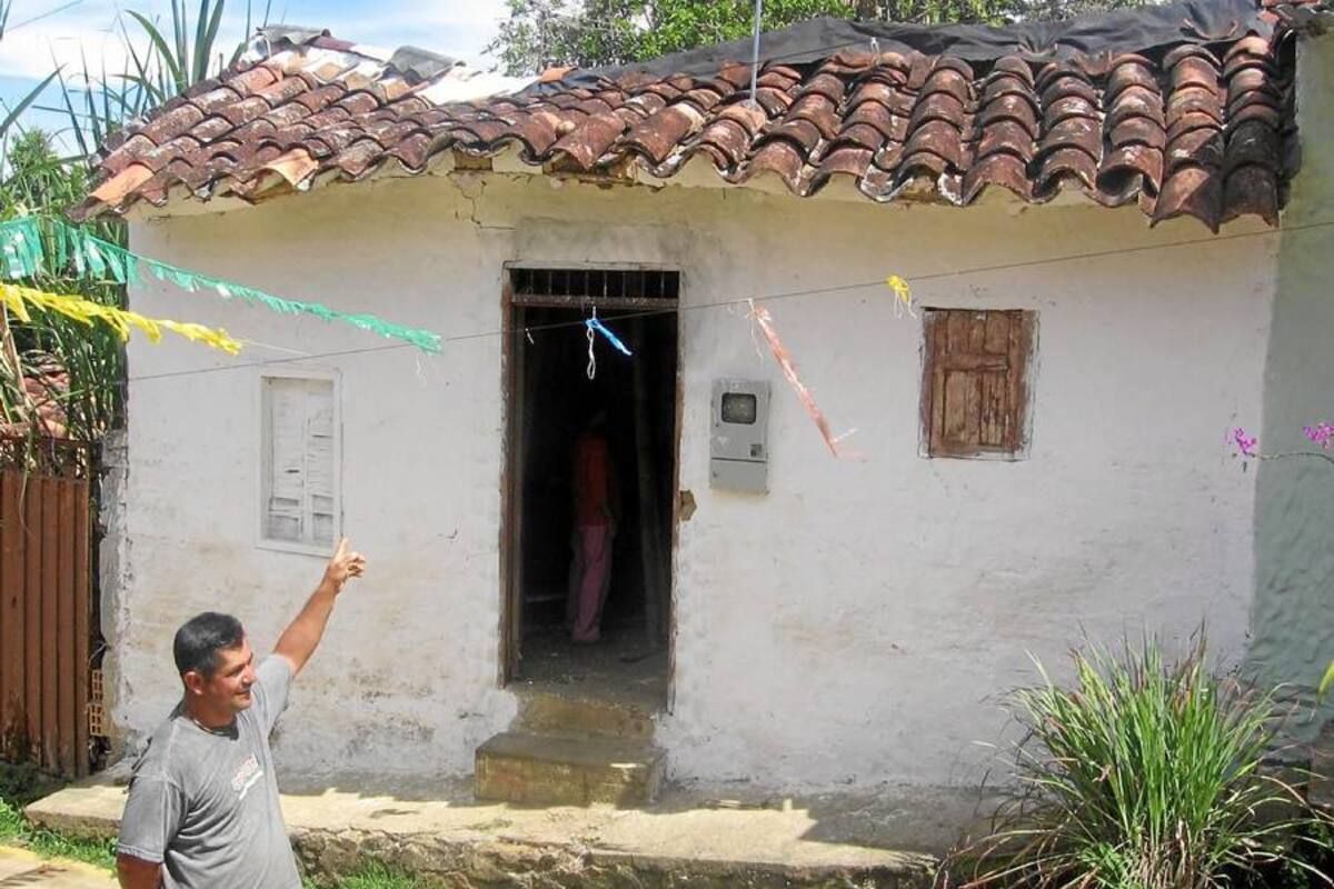 Aspectos de la casa de Juan Girón Peña y su esposa Isabel Rincón Ardila. Desde hace cuatro años las familias esperan los mejoramientos de vivienda, según indicó el presidente de la JAC del barrio San Rafael, quien dijo que la comunidad está dispuesta a colaborar con jornadas de trabajo si es necesario, para que se solucione el problema de habitabilidad de sus vecinos. (Foto: Nancy Gómez /VANGUARDIA LIBERAL)