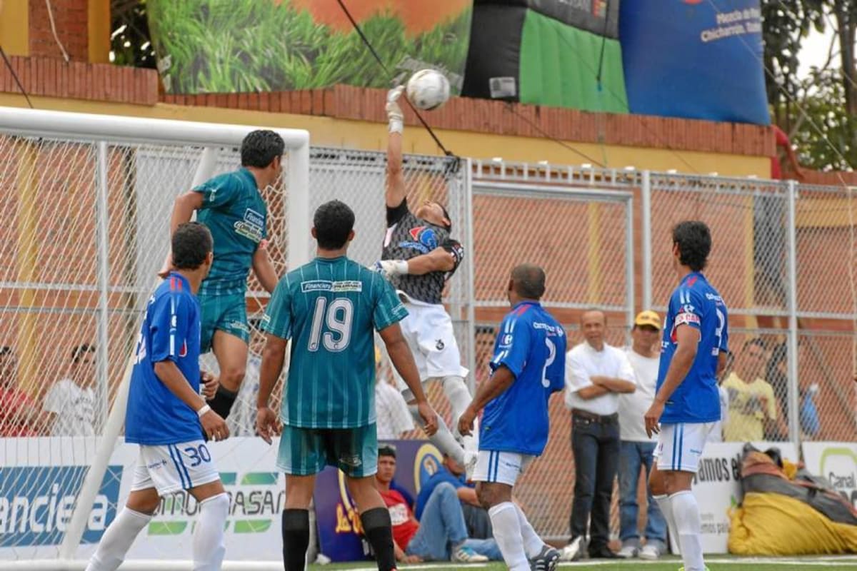 El partido entre Financiera Comultrasan y Carrefour, resultó entretenido y muy movido de lado y lado, pero al final el campeón perdió sobre la hora con el equipo del hipermercado por 2 – 1. (Foto: Jaime del Río / VANGUARDIA LIBERAL)