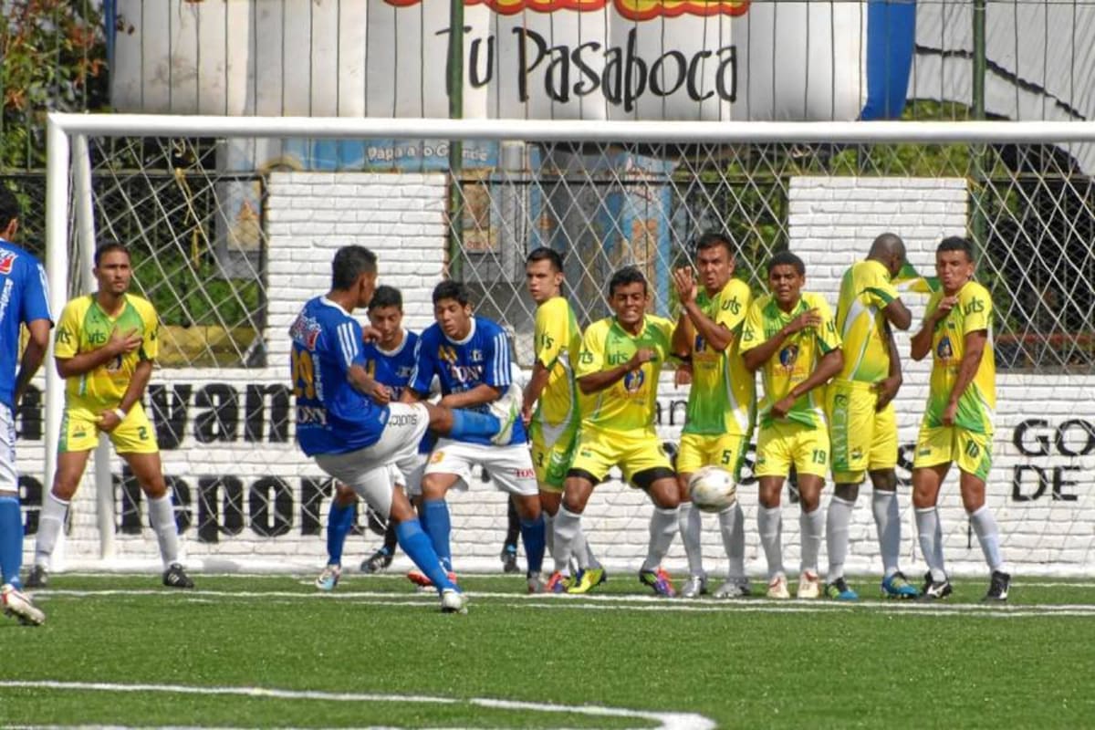 Una importante victoria 1 – 0 sobre UCC – Restrepo y Restrepo consiguió ayer el Atlético Bucaramanga en su estreno en el Torneo de la Cancha Marte, al que llegó luego de coronarse campeón del Hexagonal de Villaconcha. (Foto: Jaime del Río / VANGUARDIA LIBERAL)