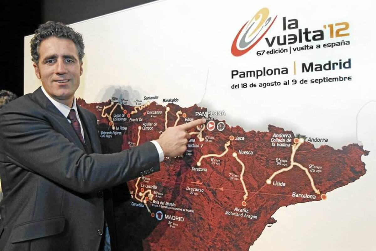 El exciclista español Miguel Induráin, cinco veces ganador del Tour de Francia, señala en el mapa la ciudad de Pamplona como inicio de la edición 67 de la Vuelta a España, que se disputará del 18 de agosto al 9 de septiembre, con final en Madrid. (Foto: EFE / VANGUARDIA LIBERAL )